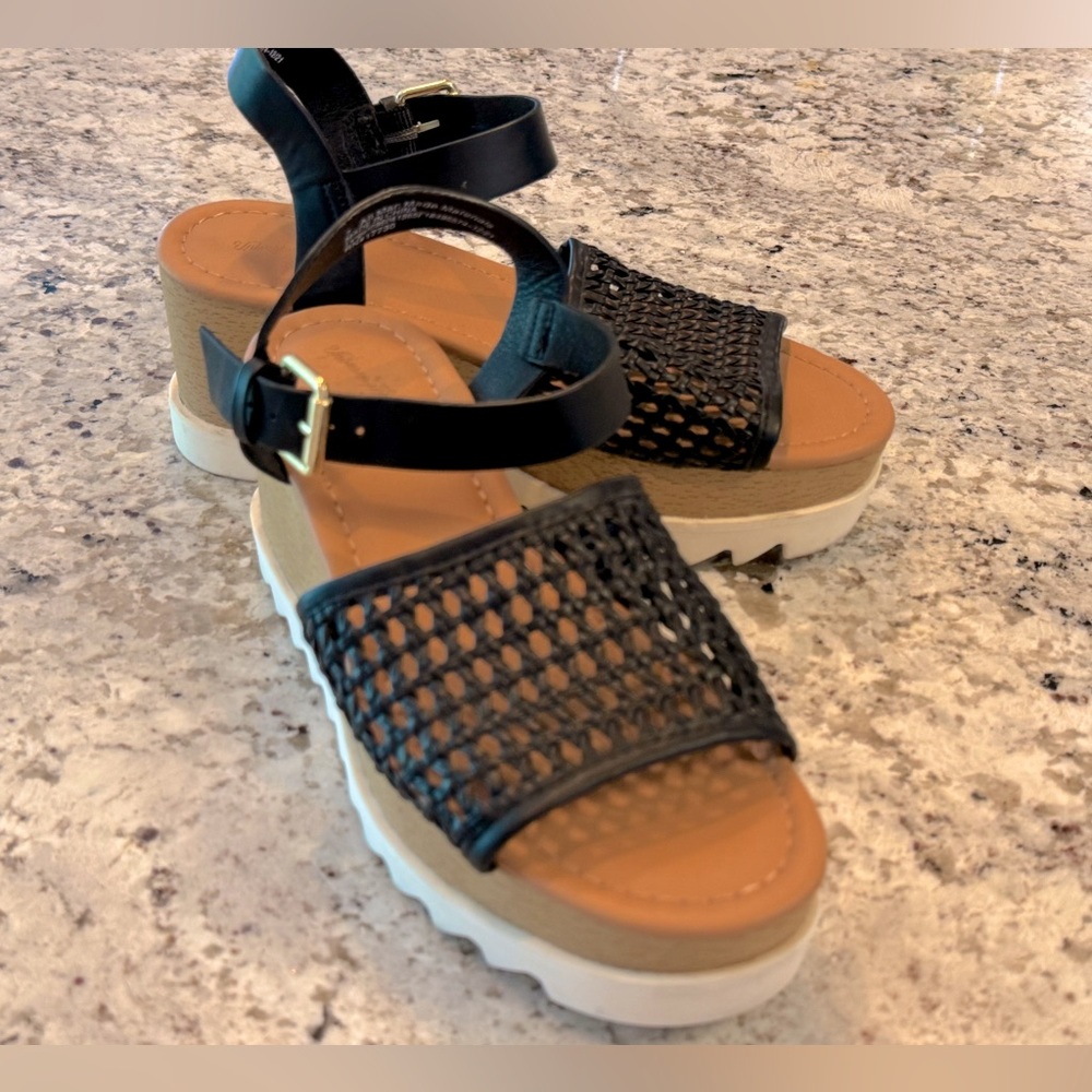 Universal Thread Black Sandals with Chunky Platform